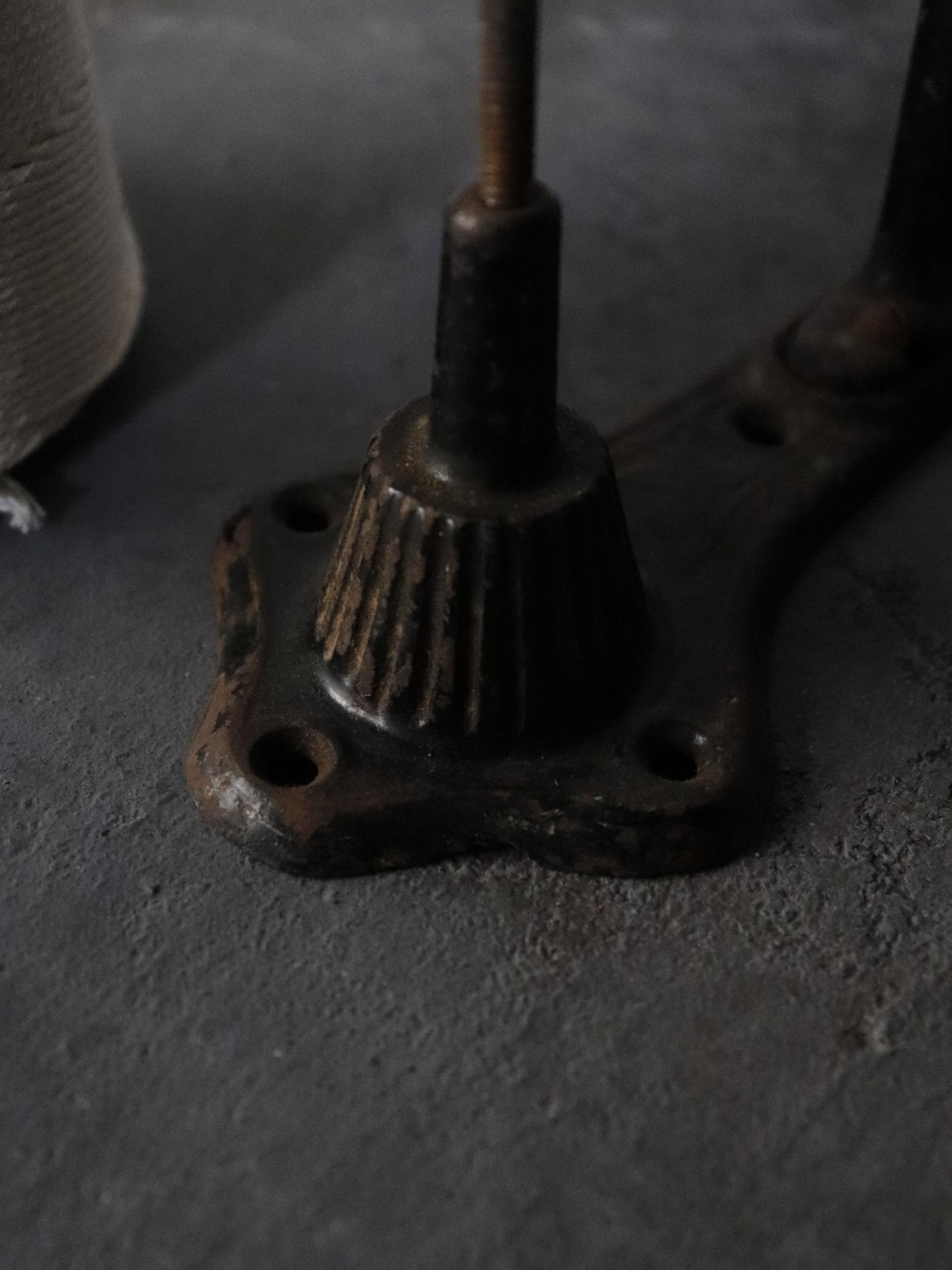 cast iron string holder, usa, vintage tool