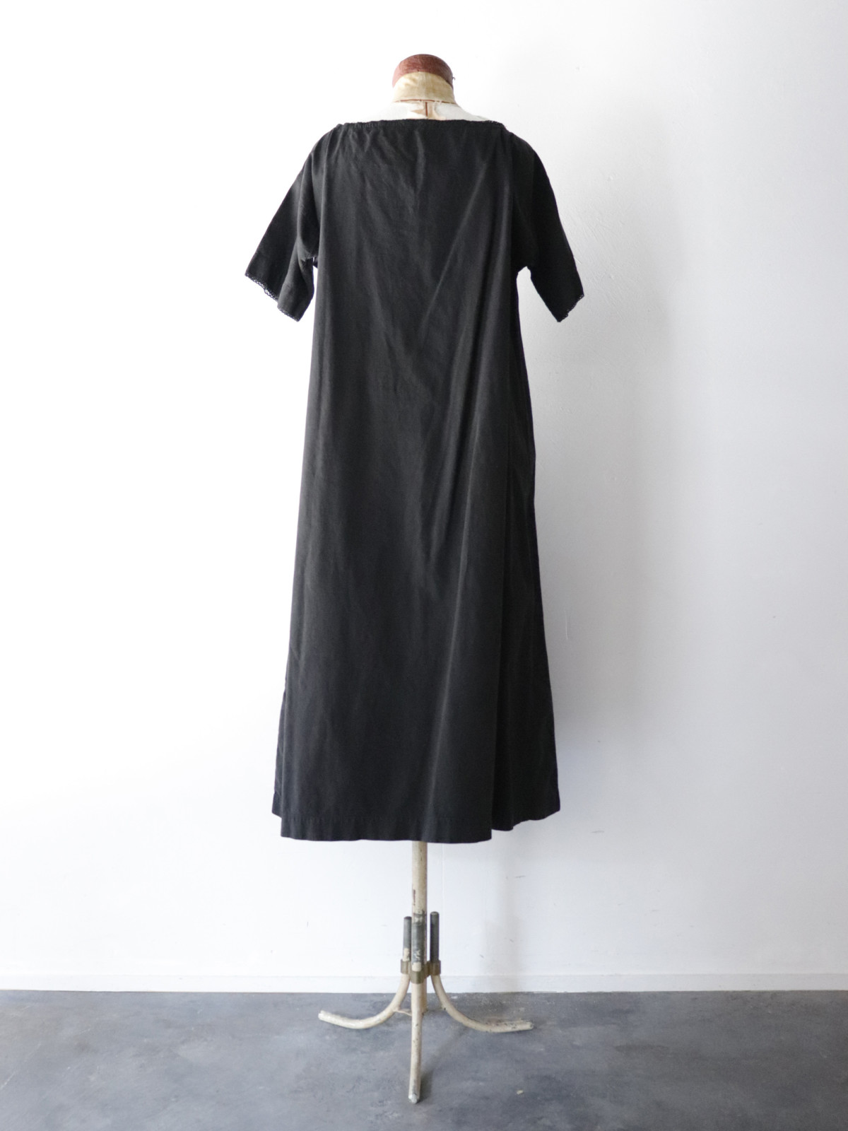 Black-dyed ,one-piece, french linen fabric,