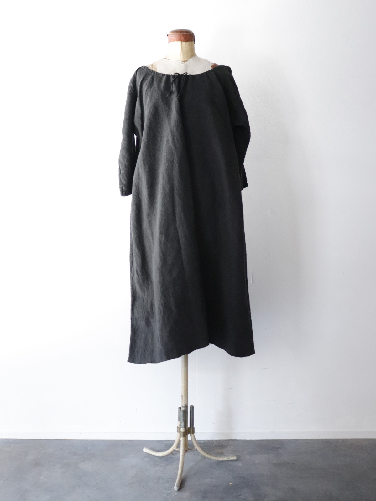 Black-dyed ,one-piece, french linen fabric, drawstring