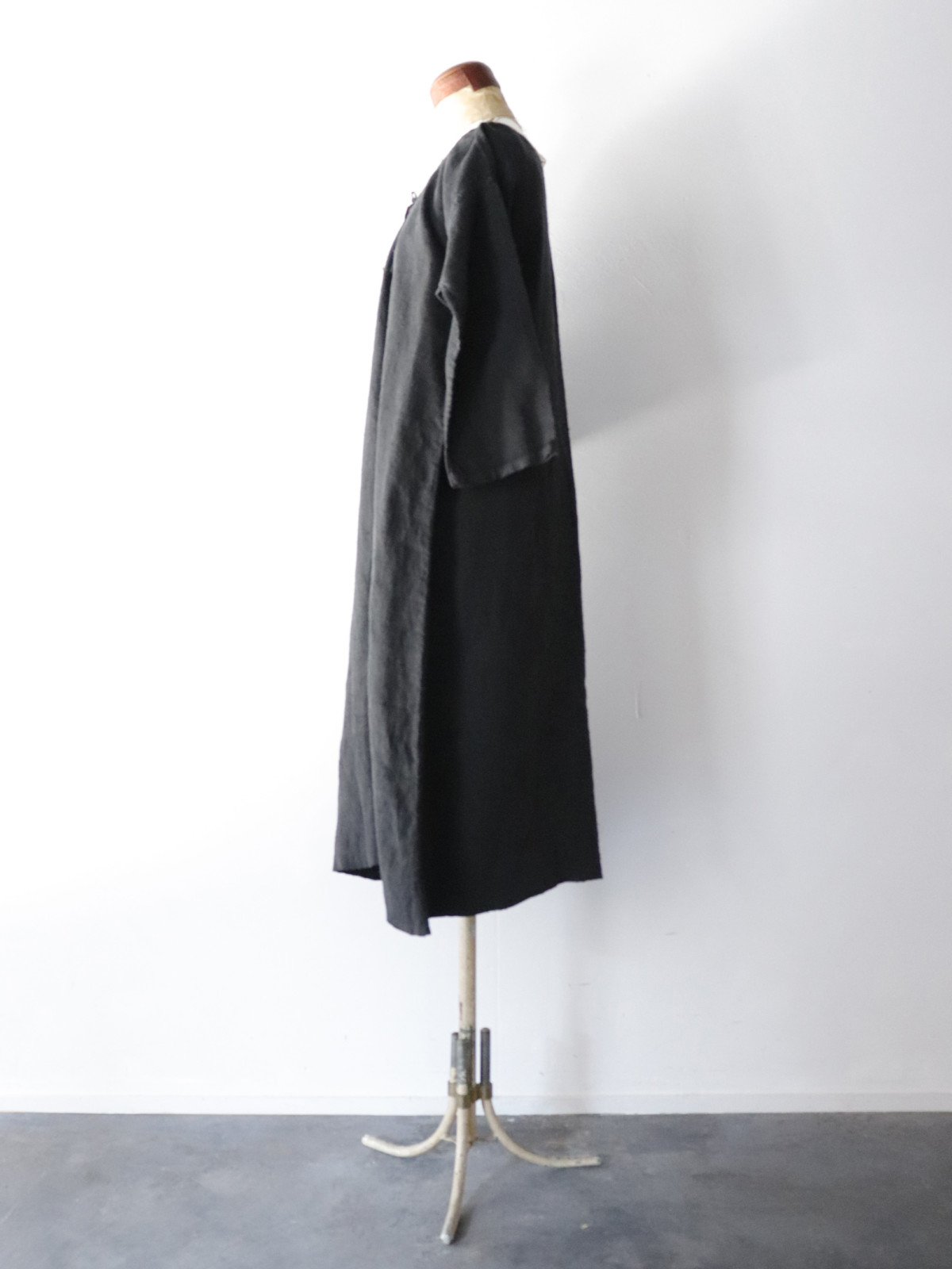 Black-dyed ,one-piece, french linen , drawstring