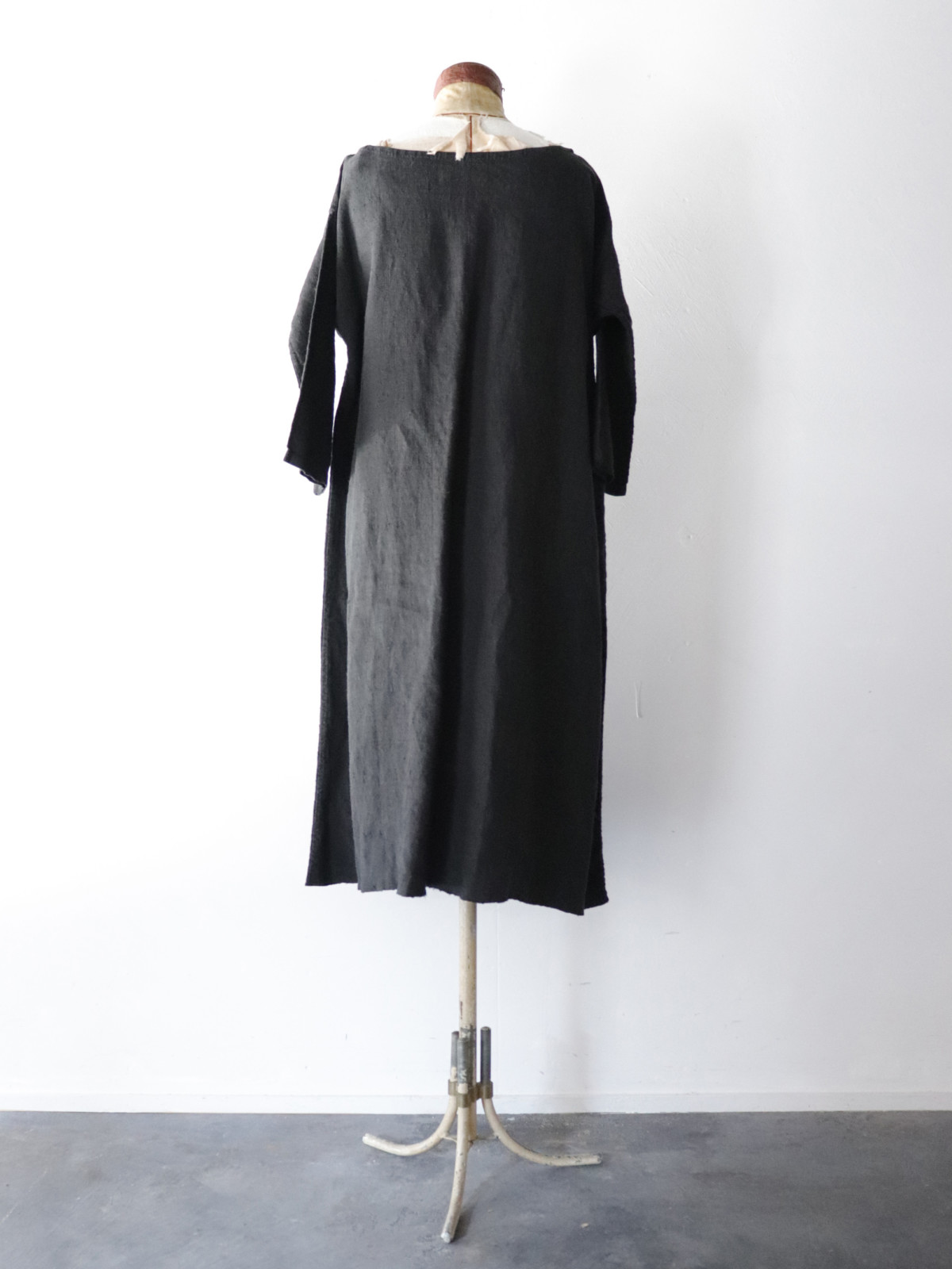Black-dyed ,one-piece, french linen, drawstring