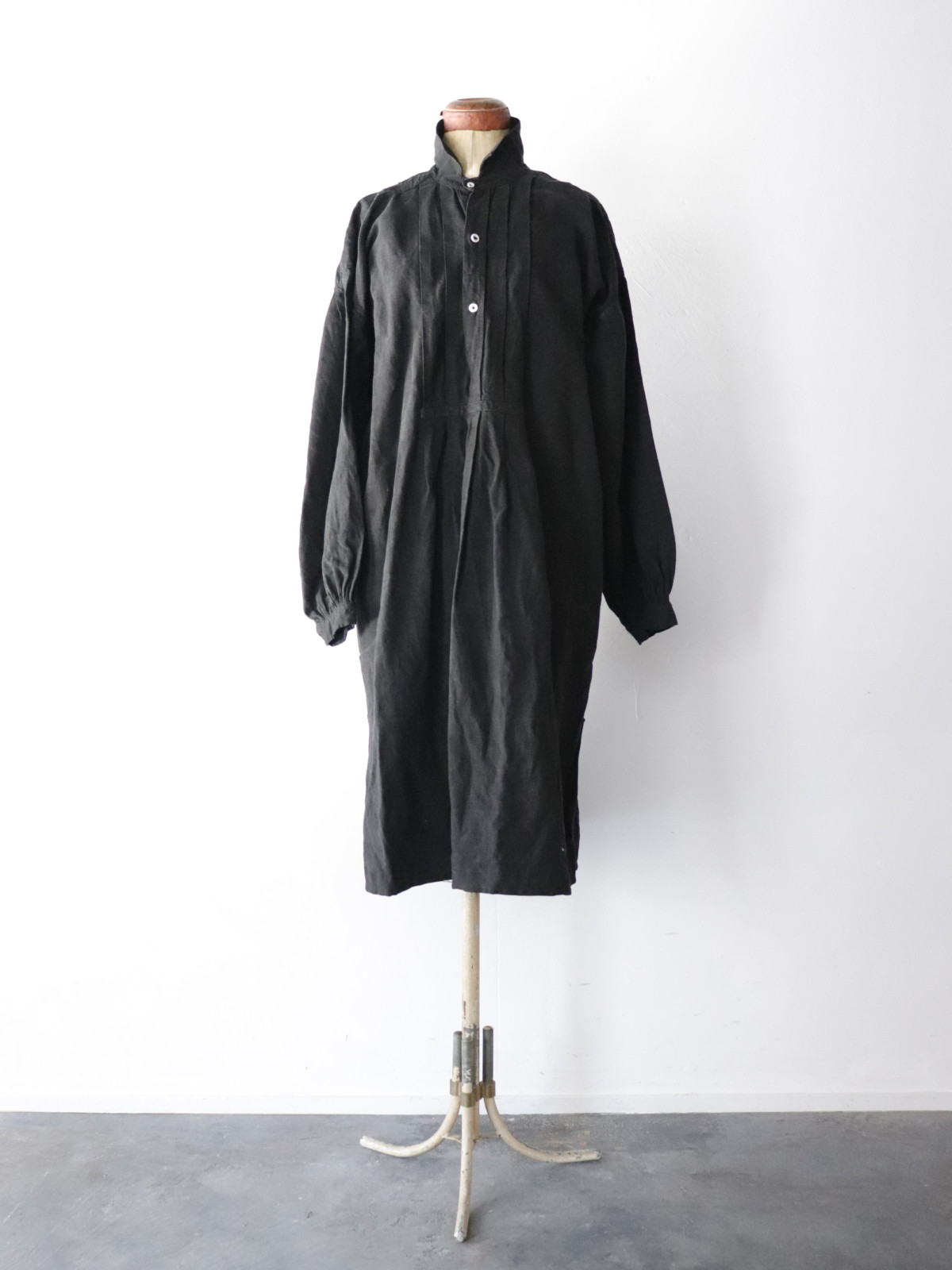 Black-dyed ,one-piece, french linen,