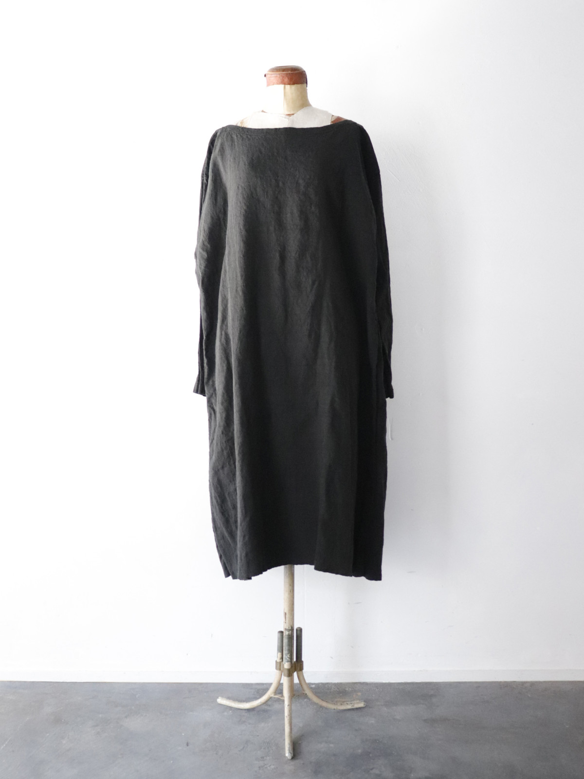 Black-dyed ,one-piece, french linen, boat neck