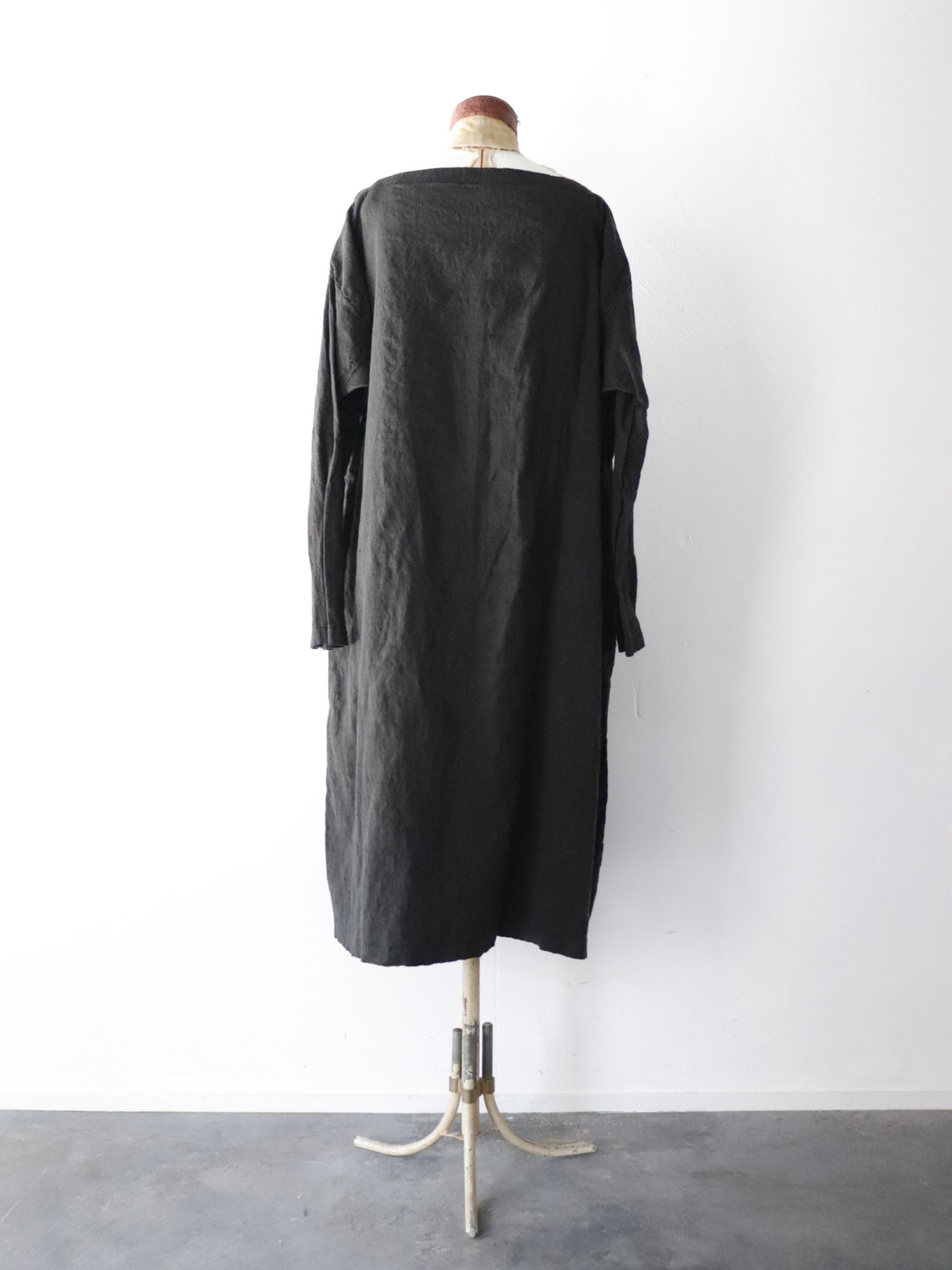 Black-dyed ,one-piece, french linen,　boat neck