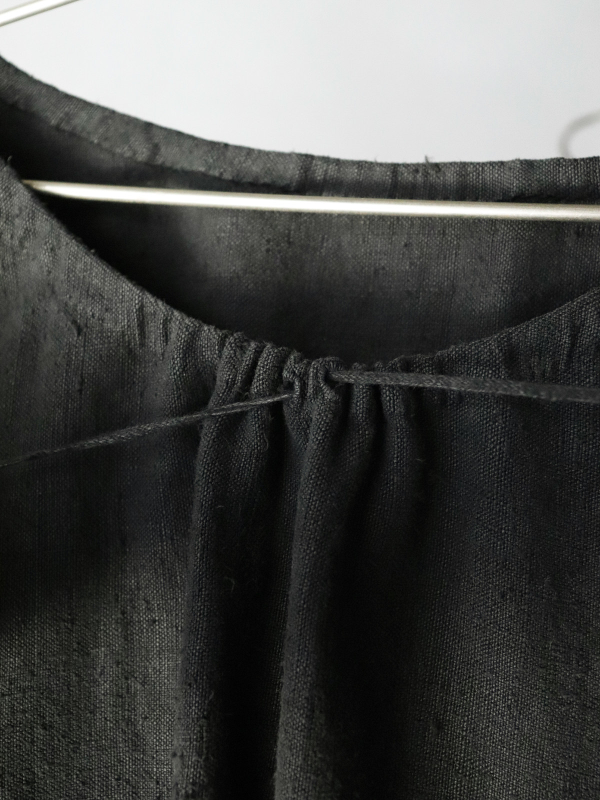 Black-dyed ,one-piece, french linen, drawstring