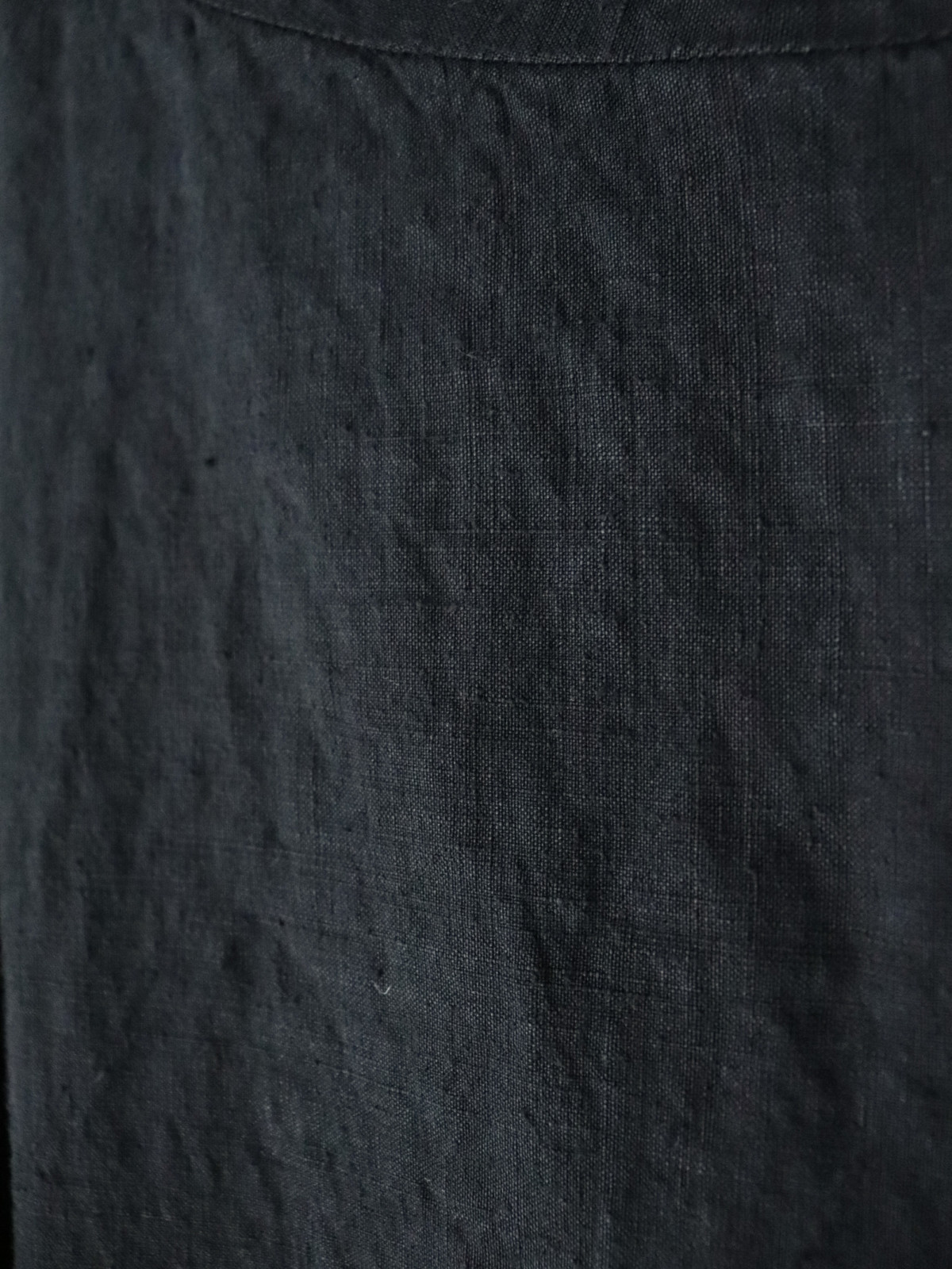 Black-dyed ,one-piece, french linen, boat neck