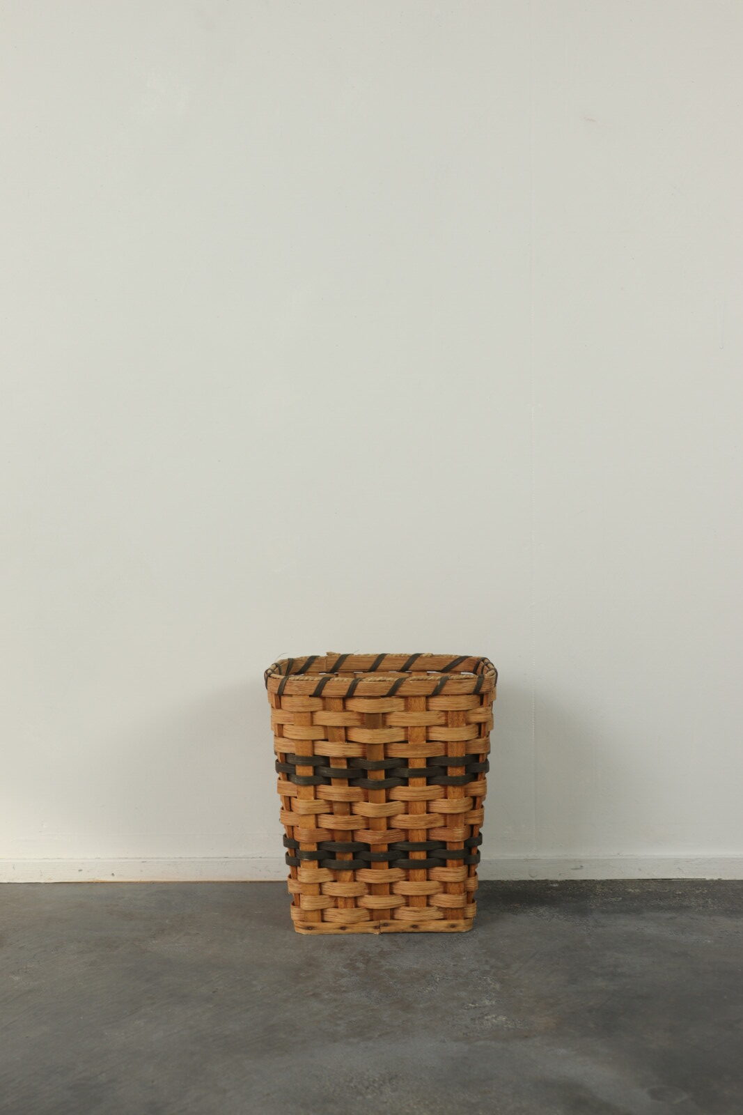 vintage,amish handmade basket,1990's,USA,splint basket
